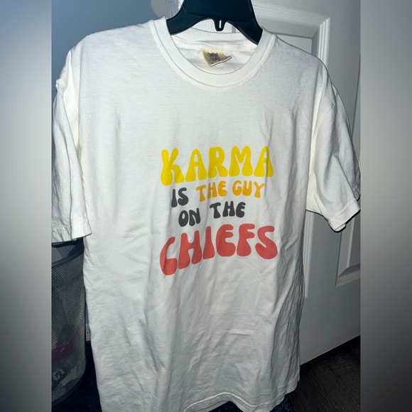 Taylor Swift/Travis Kelce/Kansas City Chiefs White Unisex T-Shirt - Picture 1 of 2
